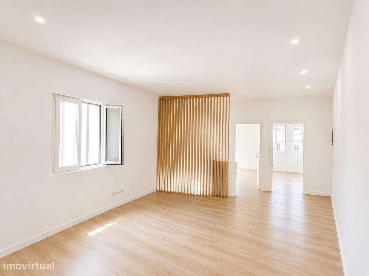 Prédio Renovado com 3 Habitações Independentes-14