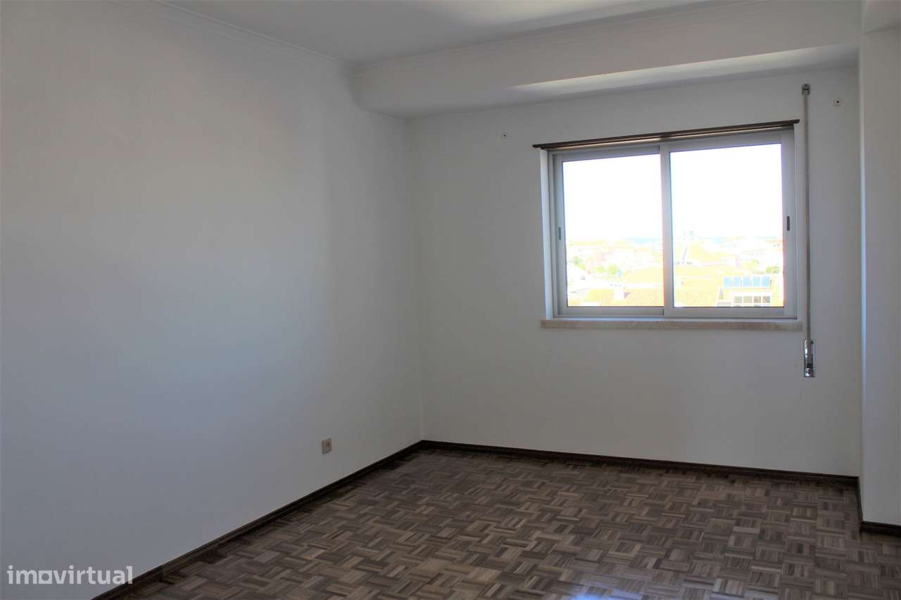 Apartamento T3 / Varandas / Elevador / Lugar de garagem / Sótão/ Cruz - Grande imagem: 5/6