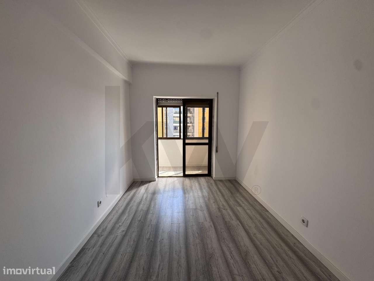 Apartamento T2+1 no centro da Cruz de Pau - Rua 25 de Abril-13