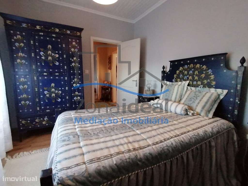 Moradia com dois pisos, nove divisões, anexos, garagem e logradouro...-15