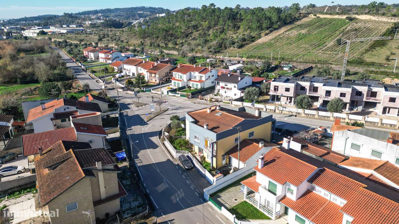 Moradia T4 com jardim, garagem e vistas urbanas-28