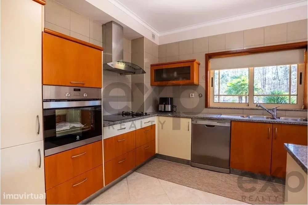 Espaçosa Moradia V4, com Jardim e Garagem ampla - Grande imagem: 4/37