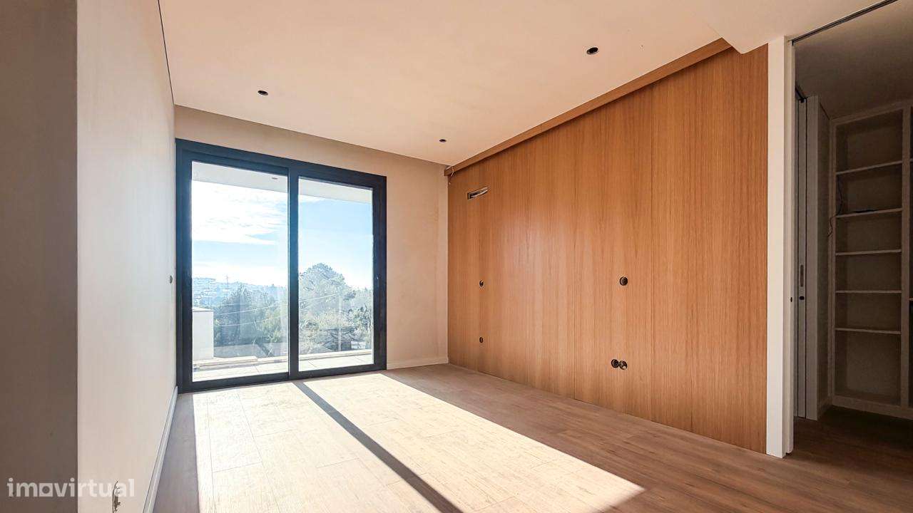 MORADIA NOVA - Com PISCINA  e  JARDIM .-9