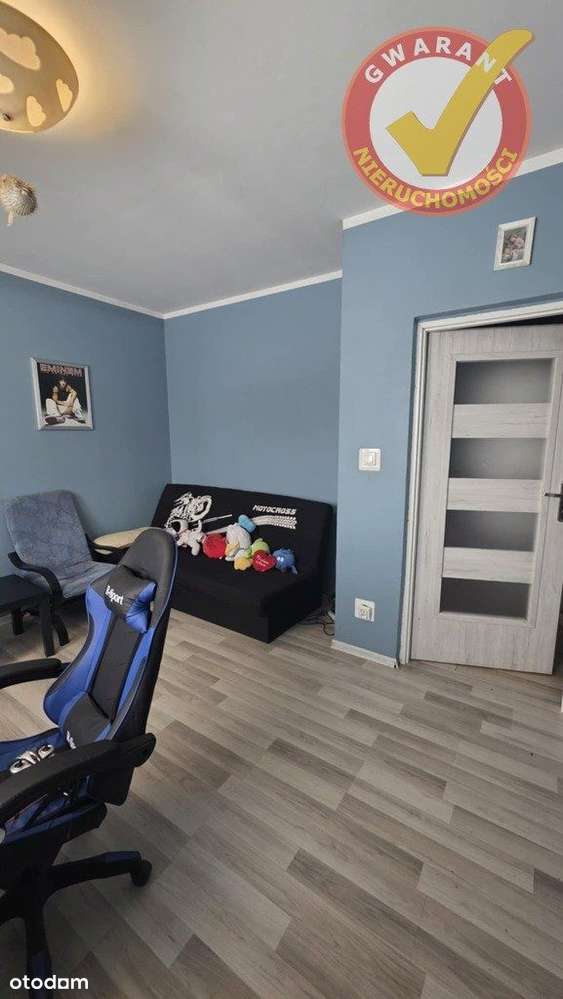 Dom na nowym osiedlu domków jednorodzinnych.-5