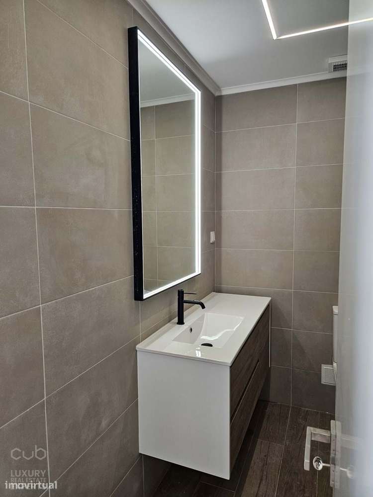 Apartamento T2 Remodelado no Coração de Almada — Elegância, Luz e Cent-6