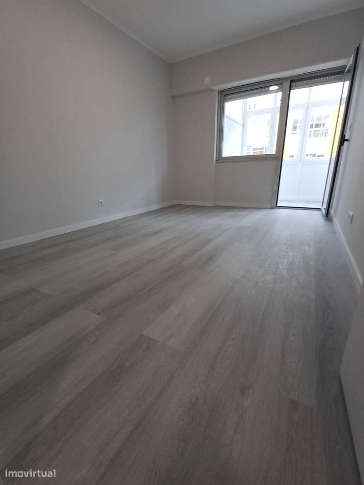 Apartamento T2 renovado, com arrecadação e a 2 km da praia-23