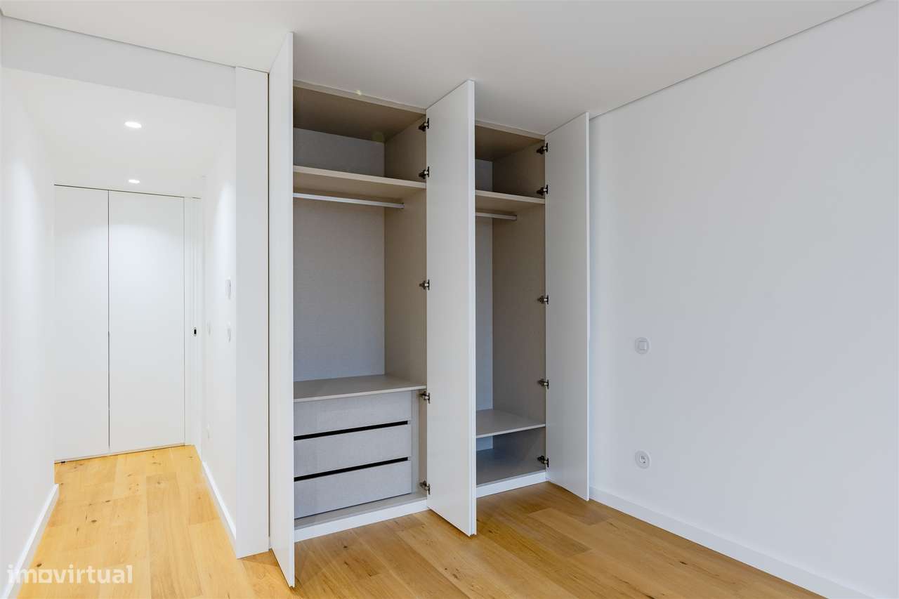 Apartamento T3 Renovado com Varandas na Avenida da Boavista-31