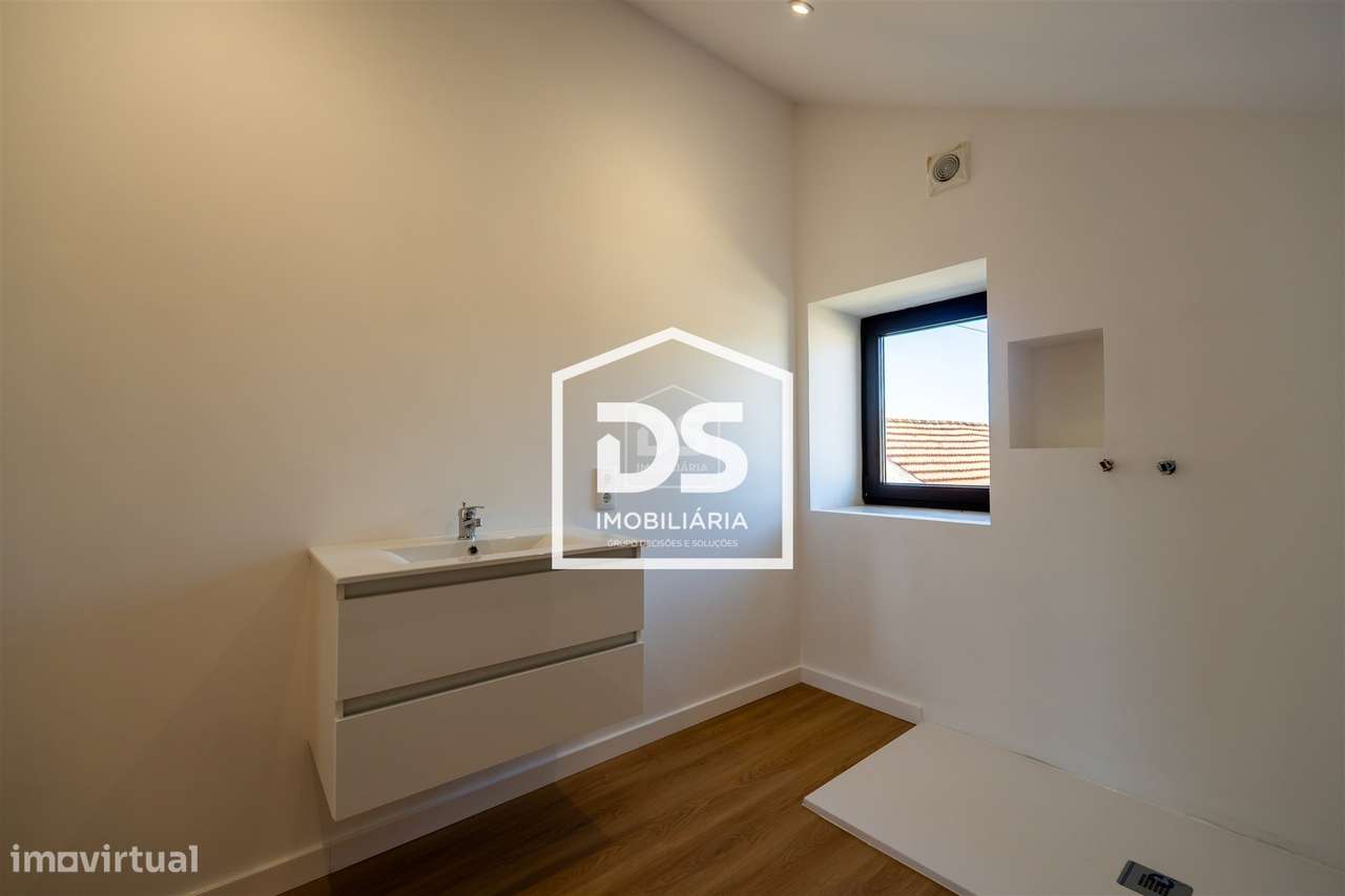 Moradia T4 + T1 com amplo terreno e espaços de lazer em Juncal, Porto-40
