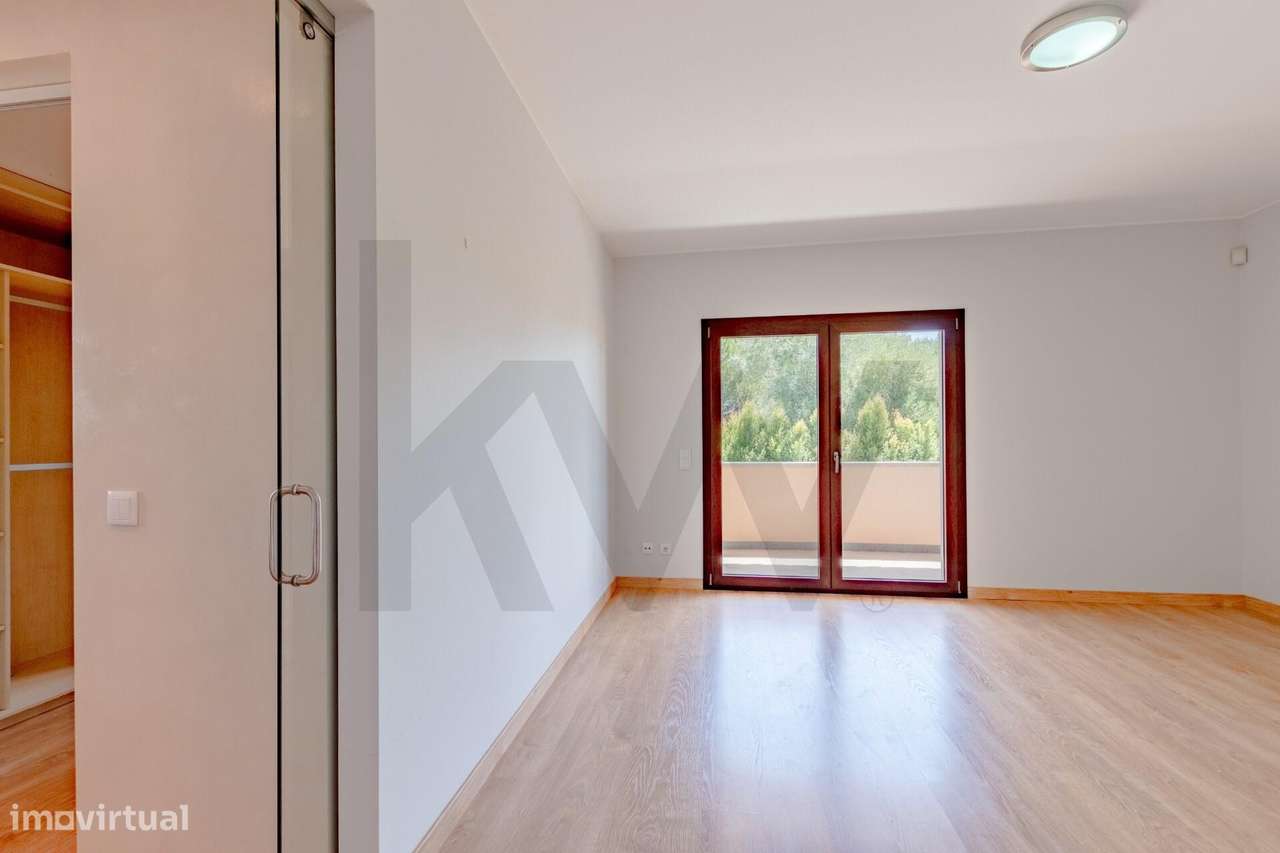 Moradia de sonho T4 com jardim, piscina e privacidade no coração de Ca-27