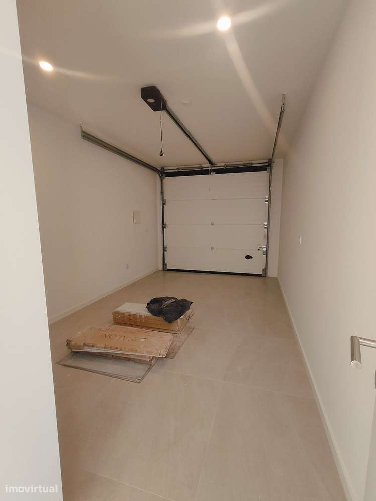 Oferta 1% do Valor de Aqusição - Moradia T4 + 1 com Piscina e Garagem-32