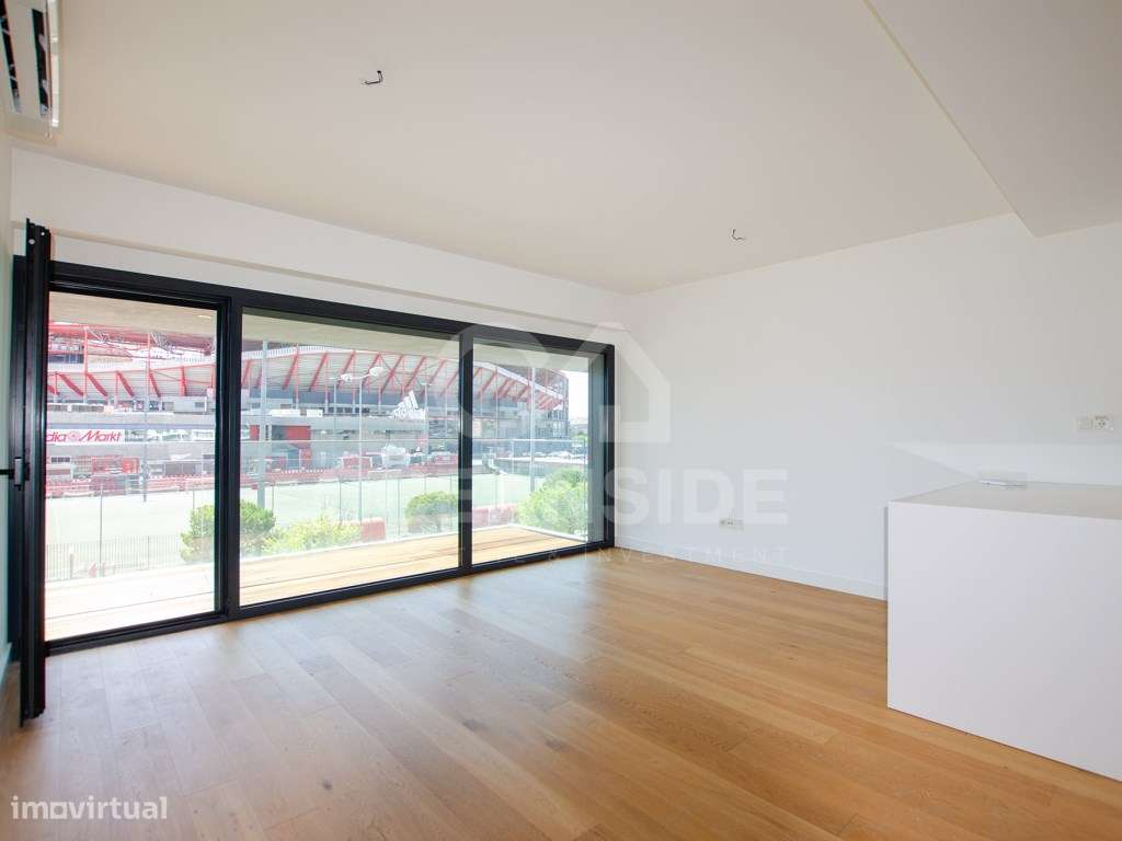 T1 no LUX PRIME, em frente ao Estádio do Benfica - Grande imagem: 3/23