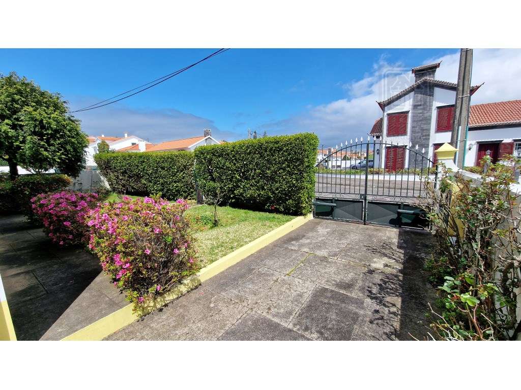 VENDA de MORADIA - VIVENDA T4+1 com Jardim e Garagem - Relva, Ponta...-10