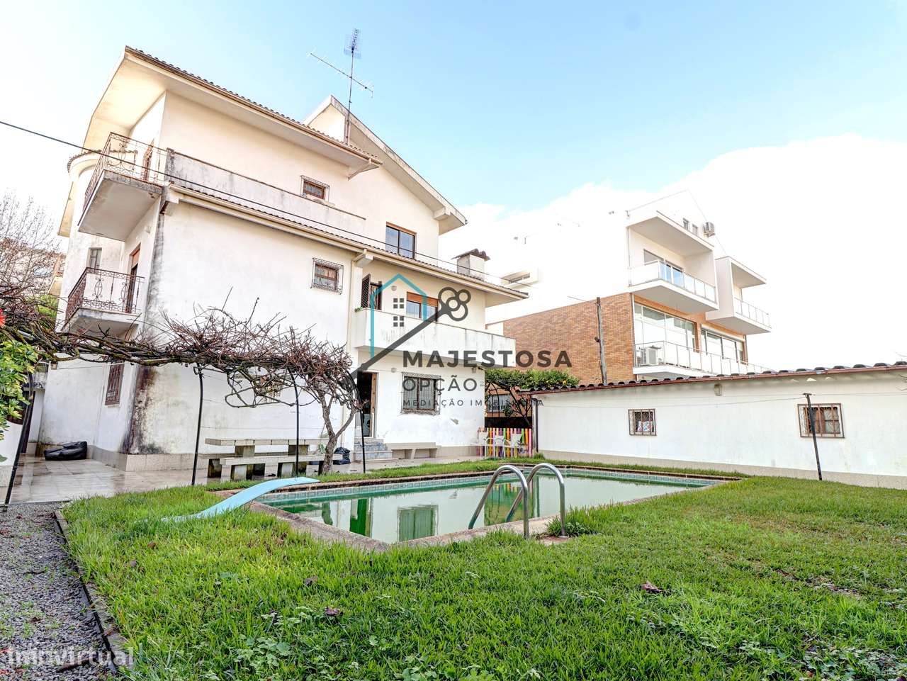 Moradia T5 com Piscina na Rua Padre Cruz, Maximinos-35