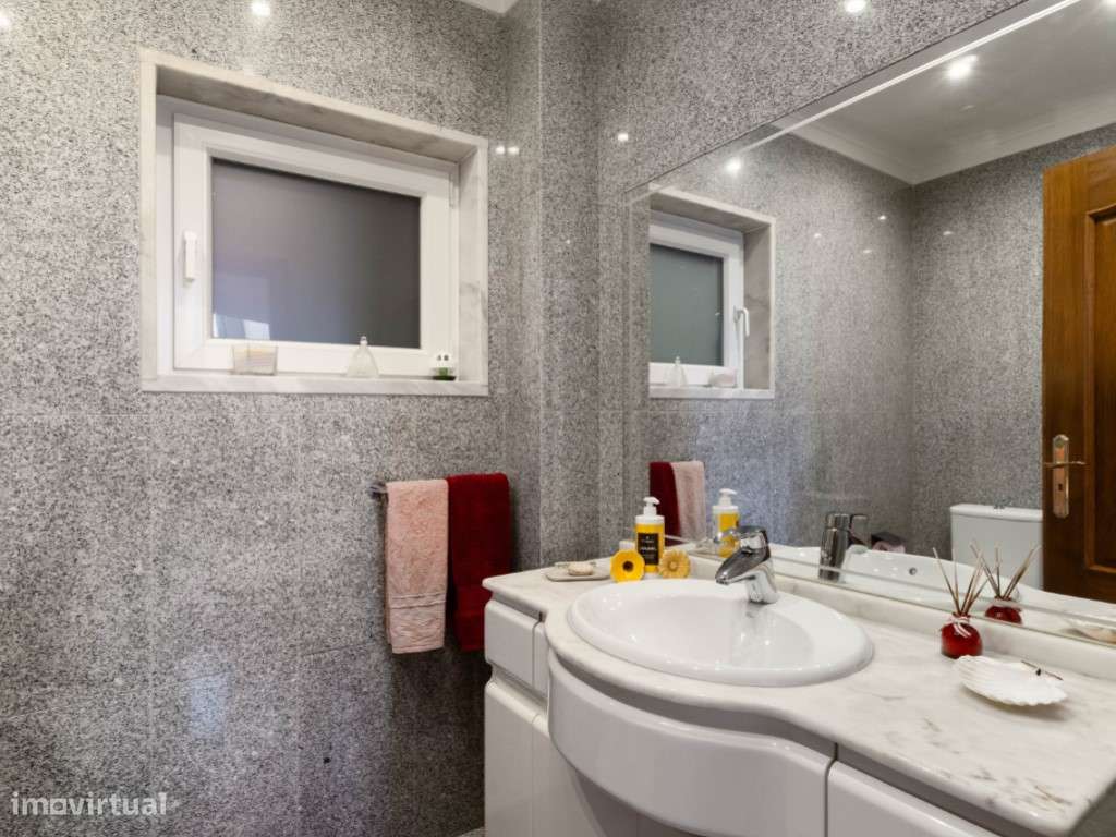 Moradia T4+1 localizada no bairro do 'Casal Novo'.-28