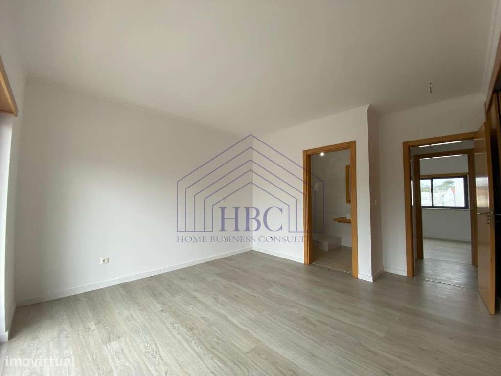 Moradia T5 Moderna e Remodelada no Feijó - Espaço, Conforto e Exclu...-21