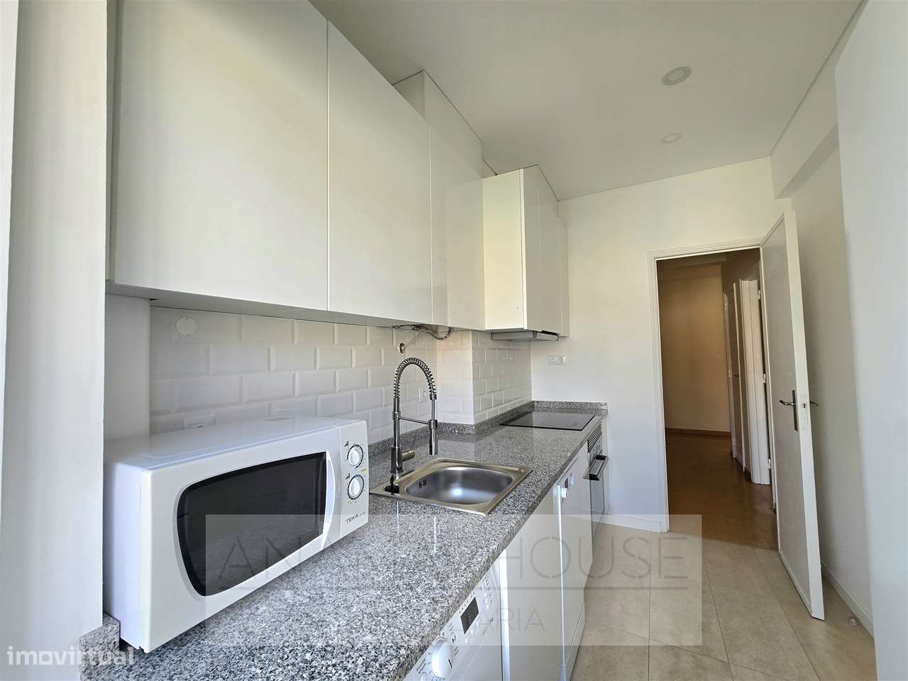 T2 na Rua José Murias, com elevador e arrecadação pronto a habitar, Be-6