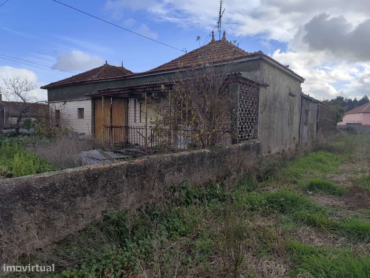 Moradia para Restaurar com Terreno – Excelente Potencial Construtivo - Grande imagem: 2/7