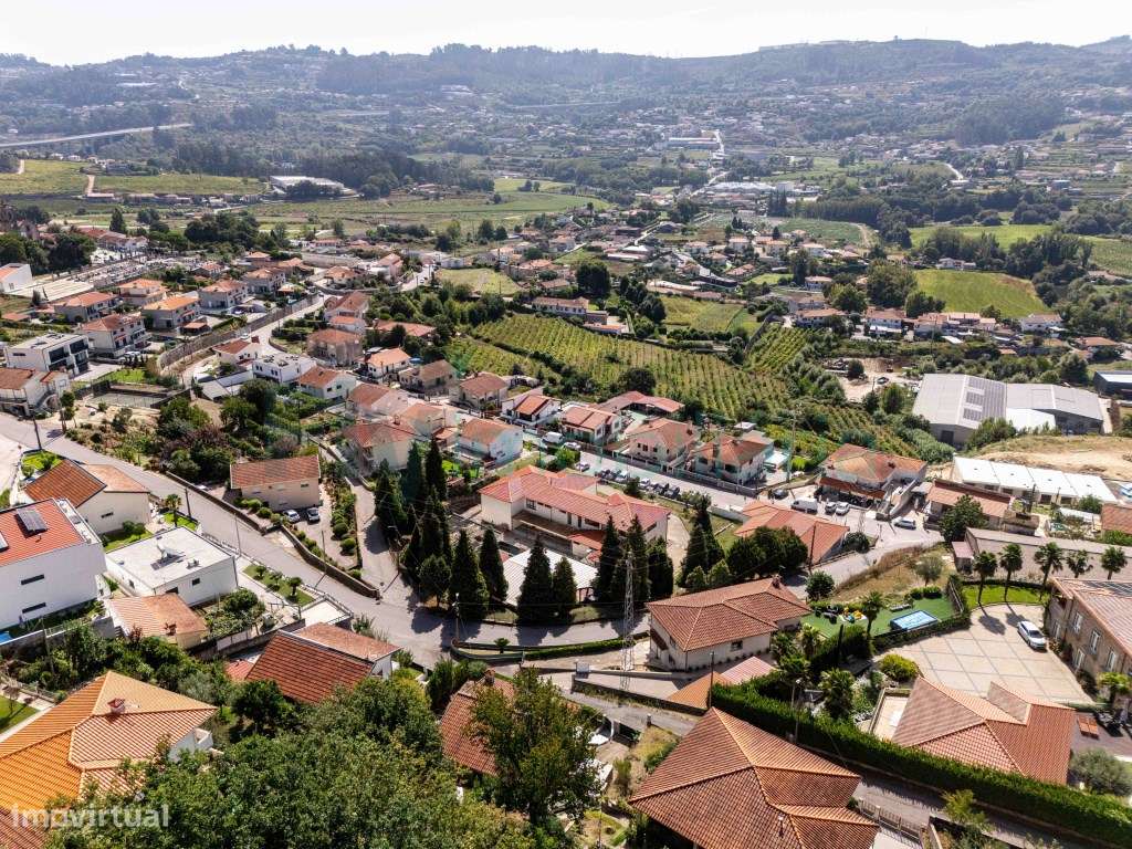 MORADIA TÉRREA COM GRANDE POTENCIAL | GARAGEM E JARDIM-11