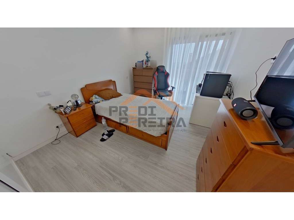 Moradia T3, situada no Casal da Silveira, em Famões-32