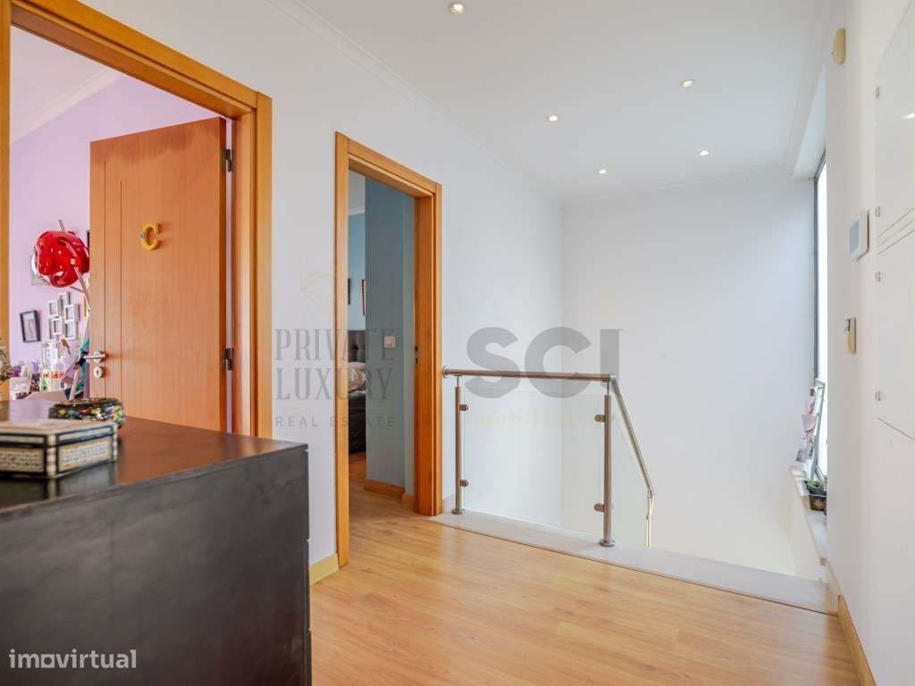 Moradia T4 na Aroeira, contemporânea com piscina e cave-26