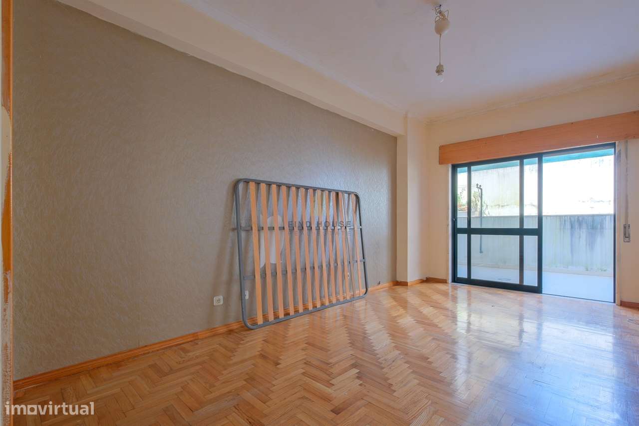 Apartamento T2 com terraço, lugar de garagem e arrecadação em Vale de-10
