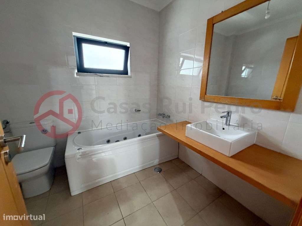 Moradia T5 remodelada no Feijó, Almada-42