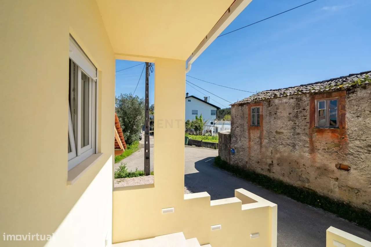 Moradia T3 de dois pisos com terreno totalmente renovada a cinco minut-13