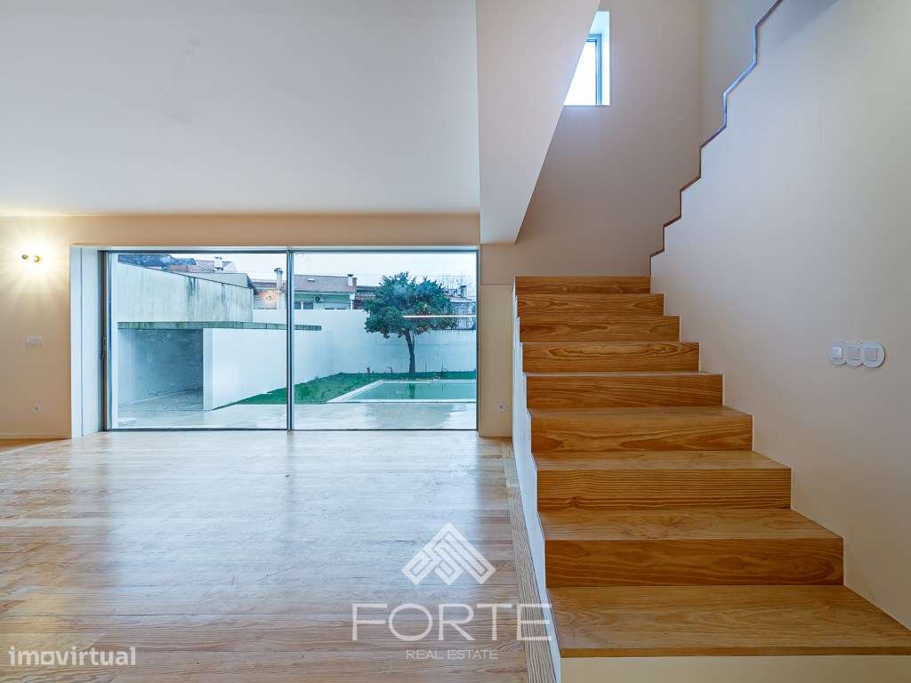 Moradia T3 com Piscina no centro de São João da Madeira-3