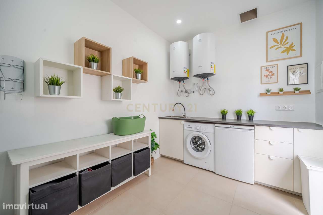 Moradia Bifamiliar Remodelada com Vista Mar 180º, no Páteo, em Albufei - Grande imagem: 4/38