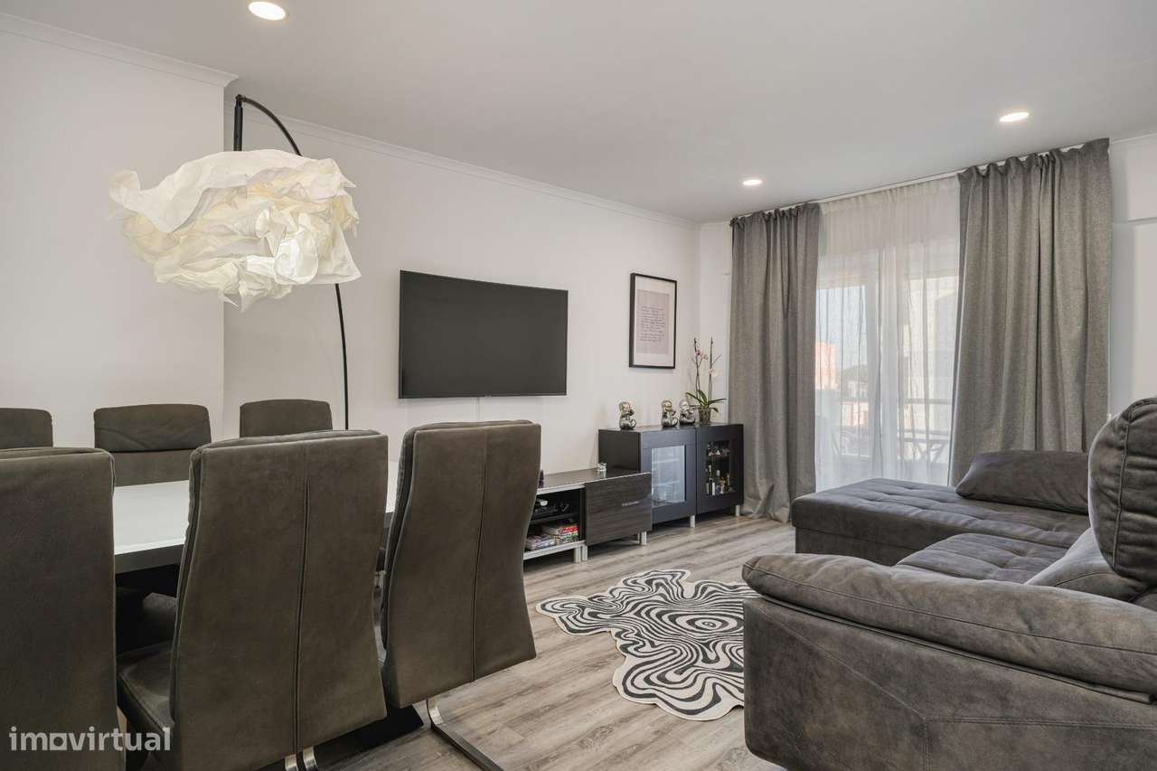 Apartamento T2+1 Totalmente Remodelado no Casal do Marco, Seixal-0