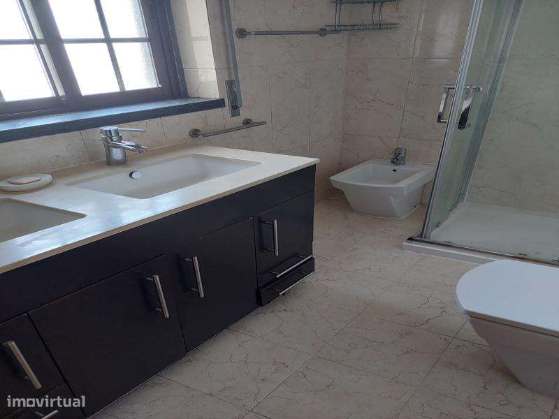 Excelente Quintinha em Lote de 1960 m2, com construção de 300 m2-31