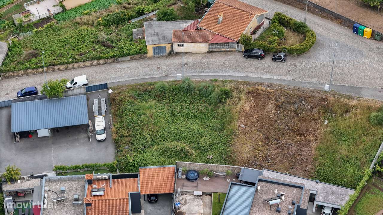 Terreno Urbano de 242m2 com viabilidade para construção de Moradia V3-18