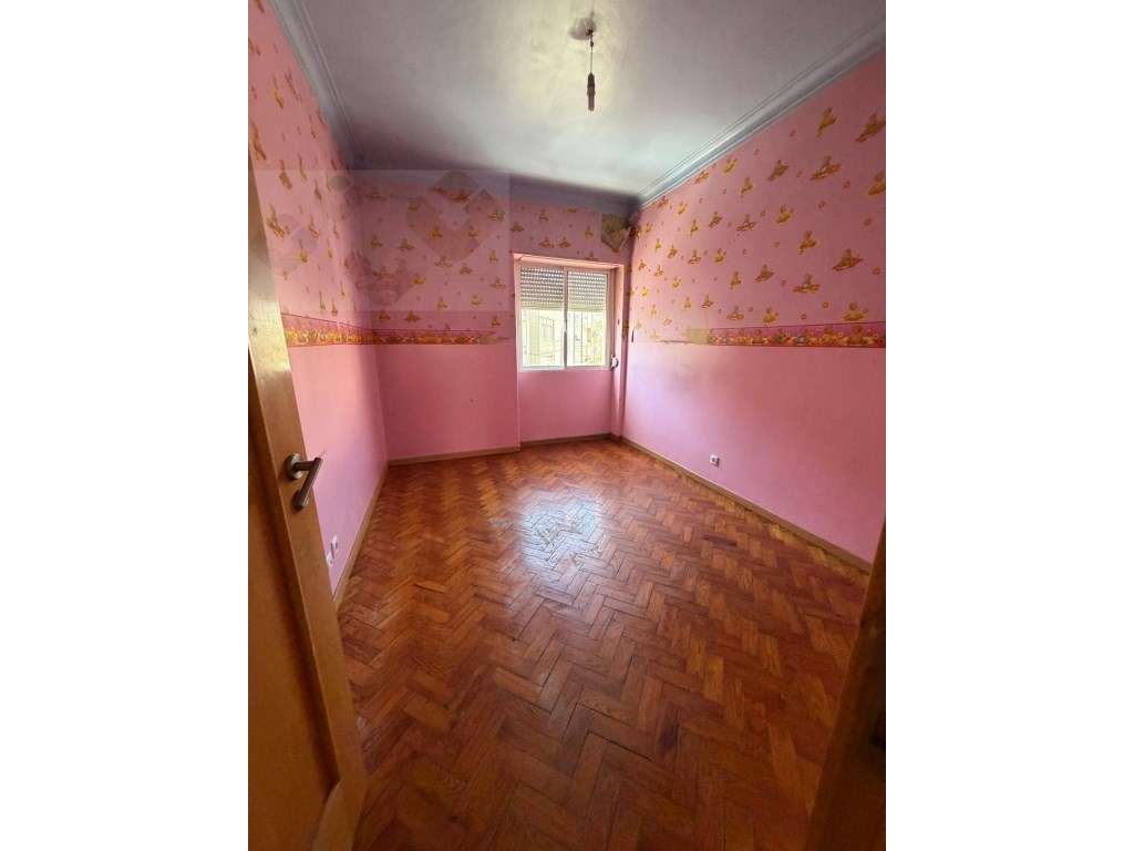 Apartamento com Excelente Potencial de Valorização na Amadora-11
