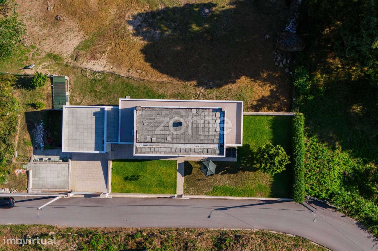 Moradia individual de arquitetura moderna, inserida em lote de 7.500 m - Grande imagem: 3/60