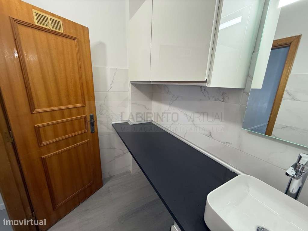 Vende-se T1 (Loja transformada em habitação), em Belas - Queluz, em...-8