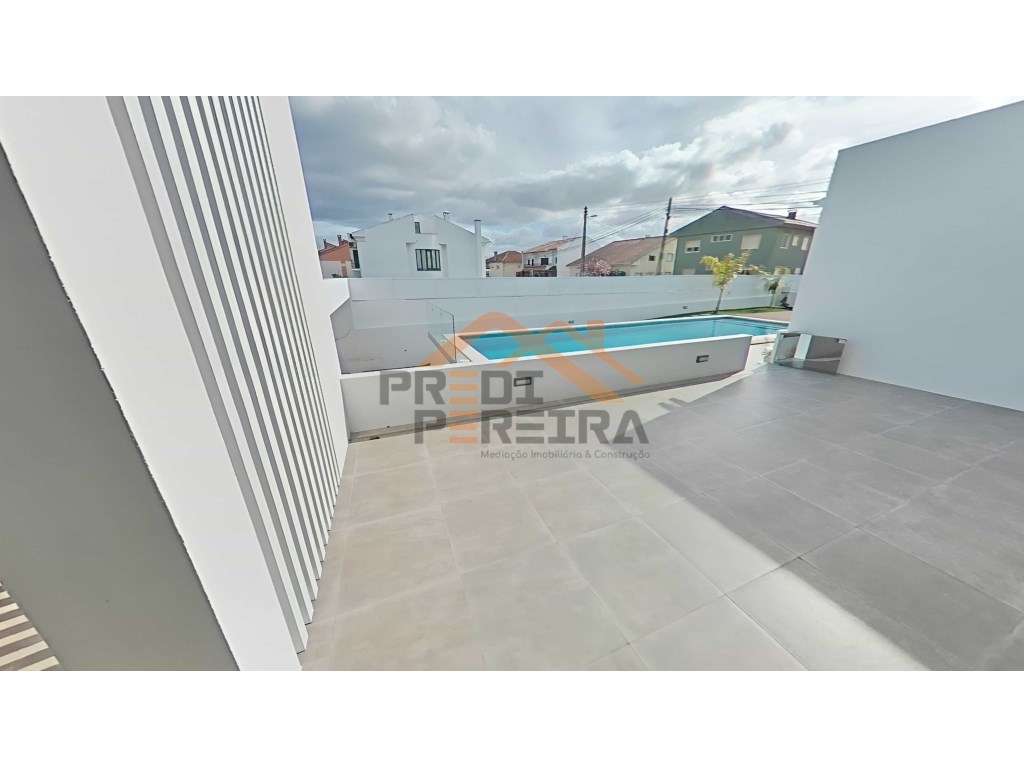 Moradia T4 em condomínio privado com piscina, no Fanqueiro em Loures-8
