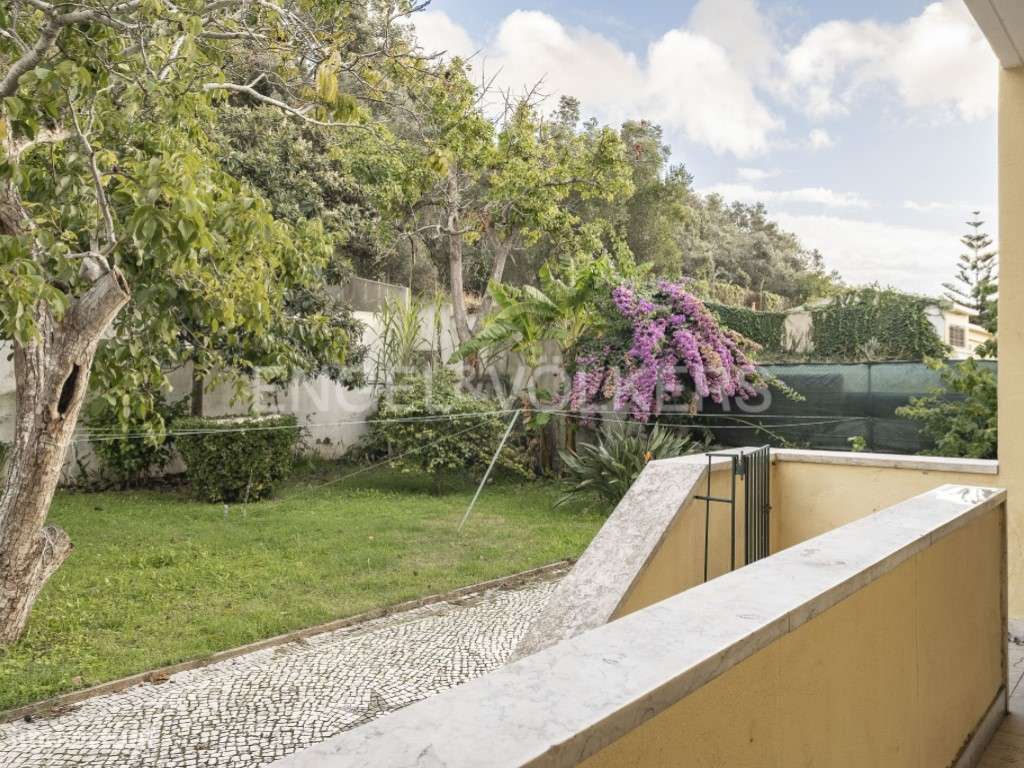 Moradia Isolada com Terreno de 1.300 m² em Alvalade-32