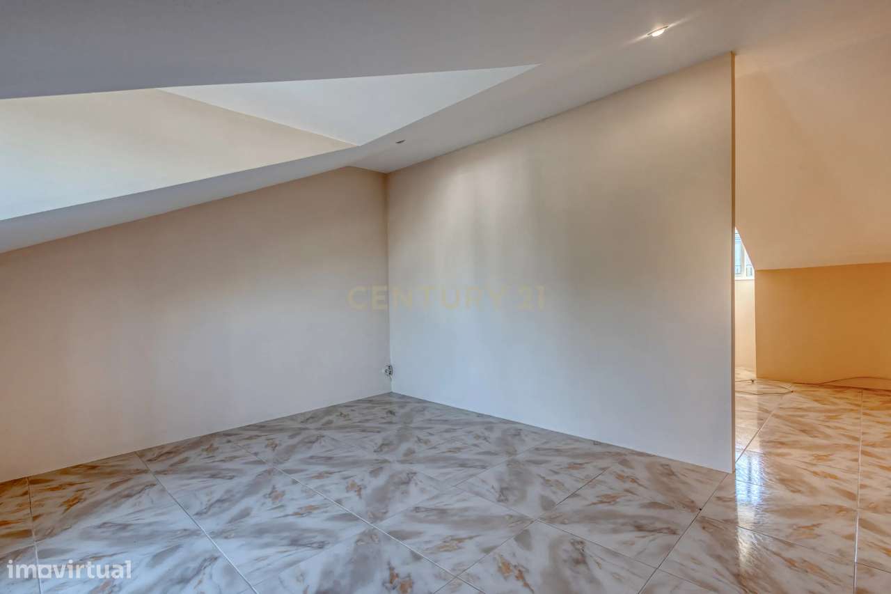 Moradia T3 com 4 frentes e garagem junto a igreja da Santa Rita-26