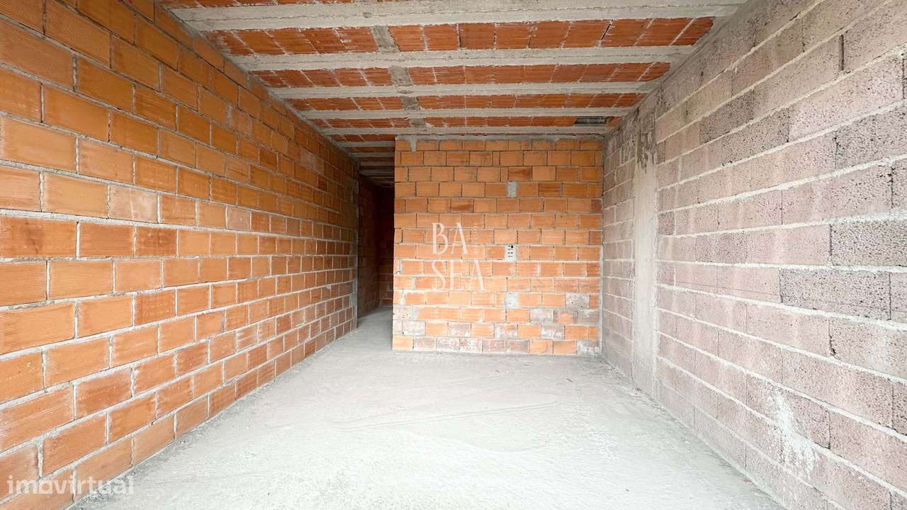 Moradia T3 em Estrutura com 3 Suítes em Lamaçães Braga-16