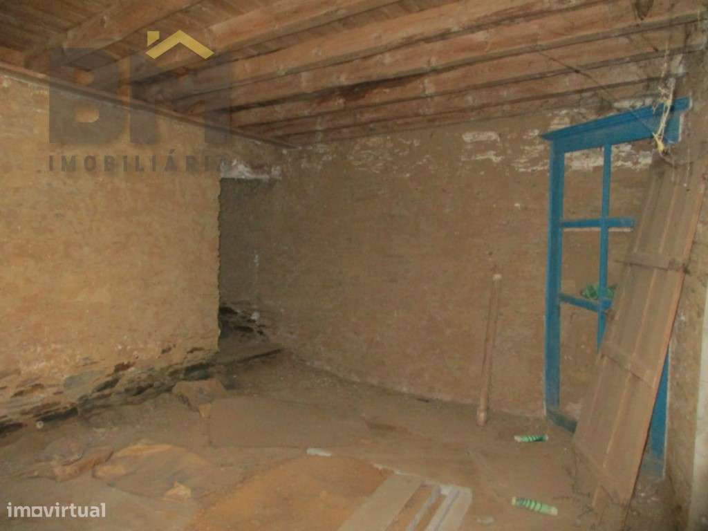 Moradia T2 antiga para recuperar. | Rosmaninhal do Campo - Grande imagem: 5/12