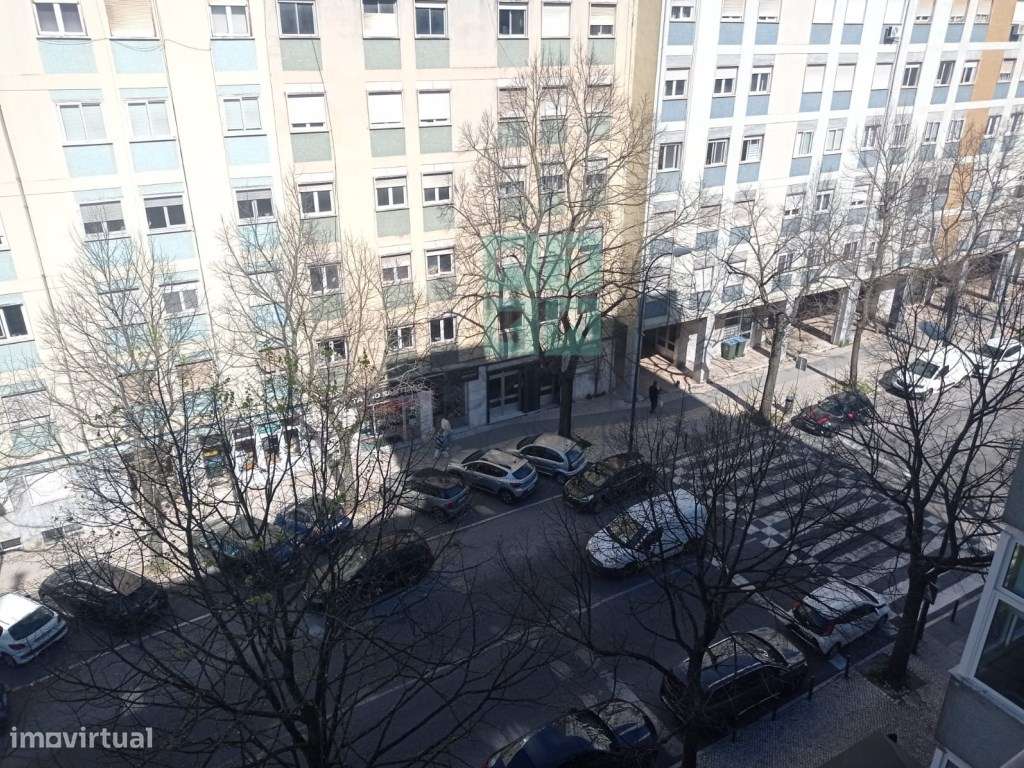 Apartamento T3, totalmente renovado, c/ varandas, na Avenida do Uru...-30