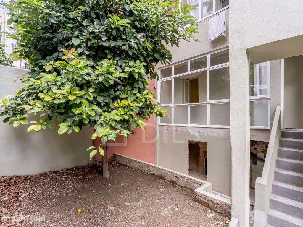 Apartamento T2 com terraço, para reabilitar nos Anjos, Lisboa-0