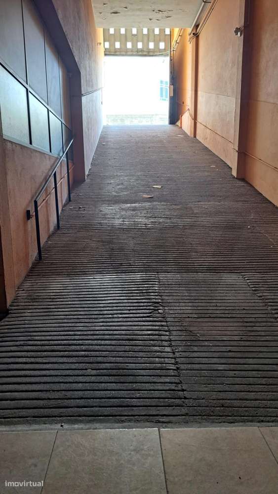 Armazém/ Garagem 1160 m2  perto da Rotunda da Boavista, Constituição, - Grande imagem: 4/20