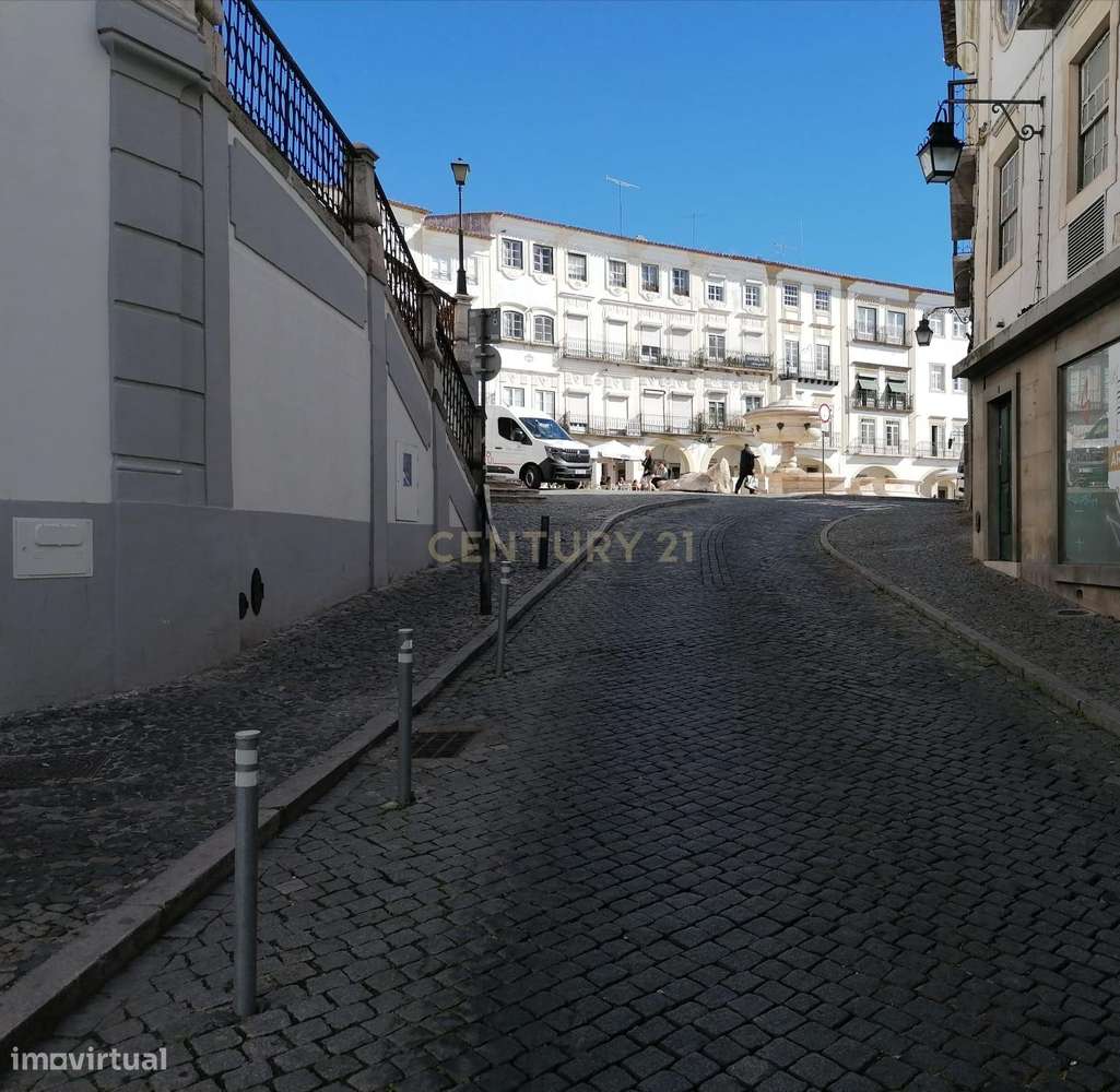 Prédio histórico a 50 metros da Praça do Giraldo em Évora com capacida - Grande imagem: 4/11