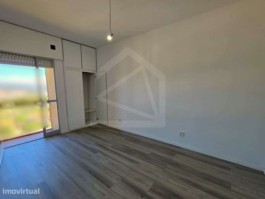 Apartamento T2 Renovado em São João da Madeira-10