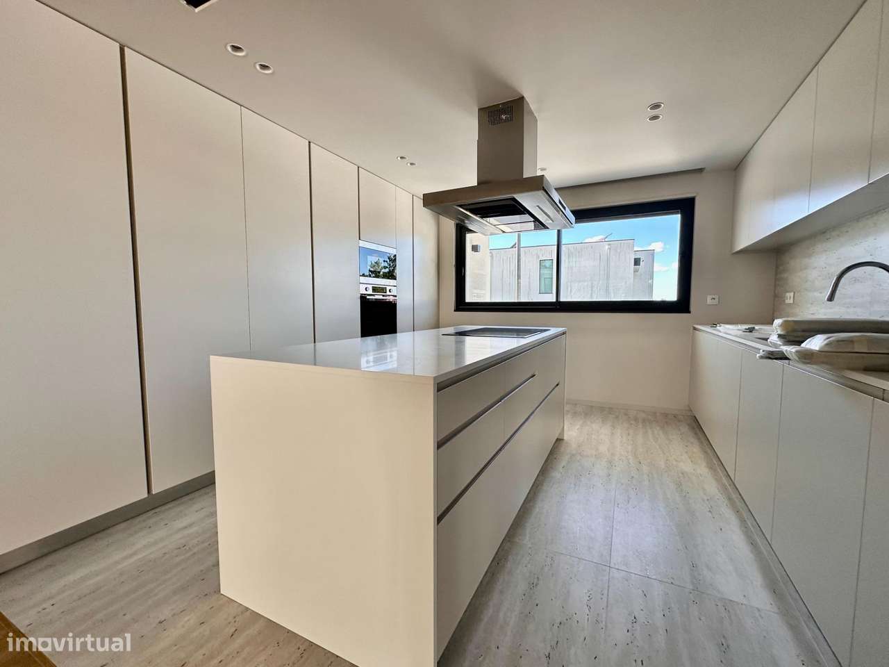 Moradia de Gaveto com dois pisos e garagem lateral-37