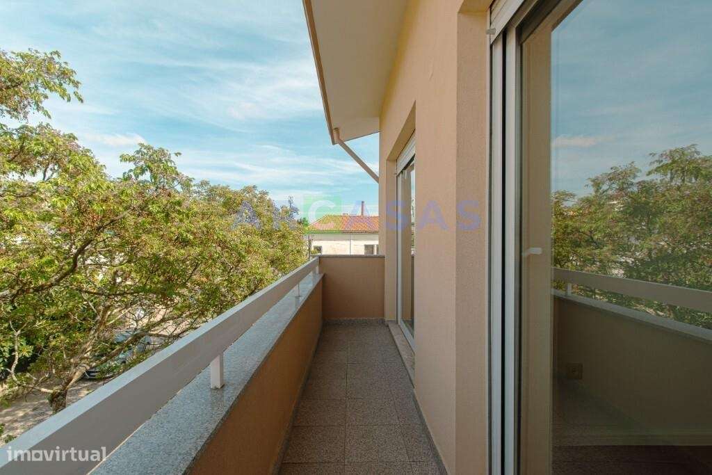 Apartamento T3 com garagem e varandas em Águas Santas, Maia-19