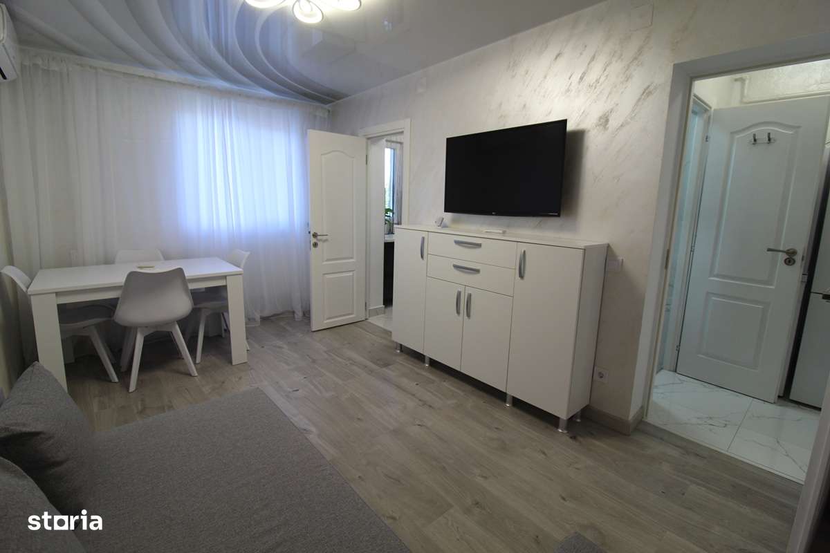 Vând apartament 3 camere în Hunedoara, zona Micro1-Teatru, etaj 4...-0