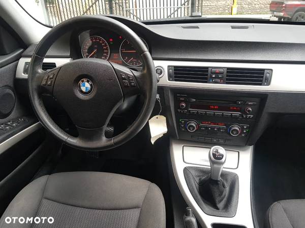 BMW Seria 3 320d xDrive - 12