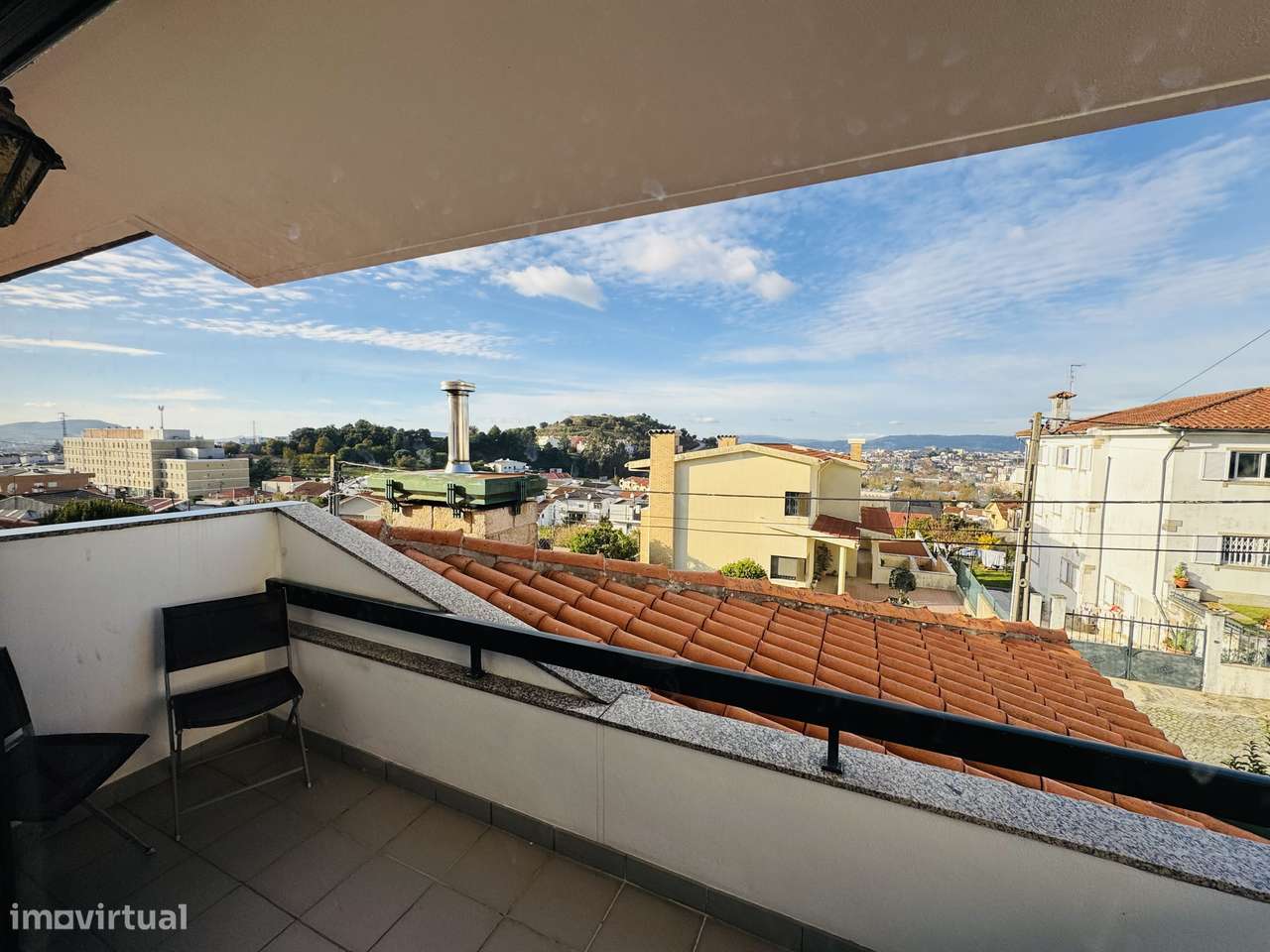 Moradia T4 com jardim e garagem em Braga-15